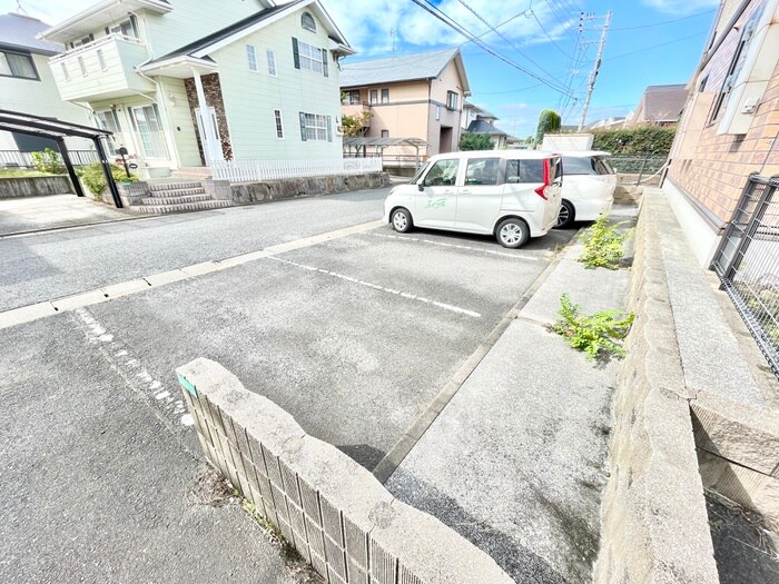 物件外観写真2　(駐車場)