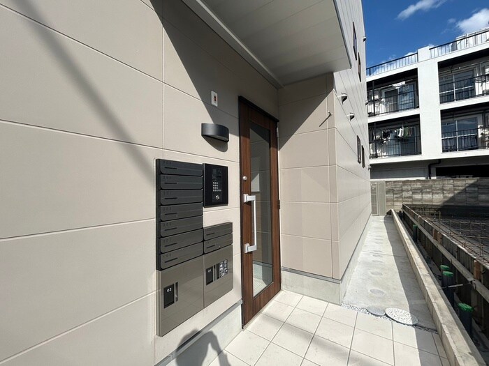 物件外観写真2　(エントランス部分)