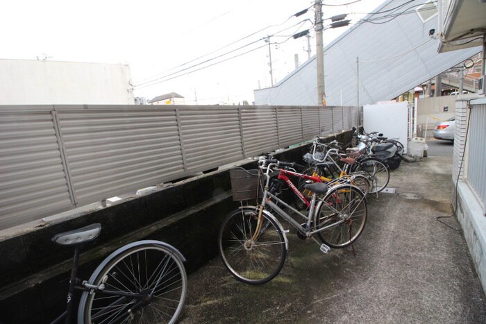 物件外観写真4　(駐輪場)