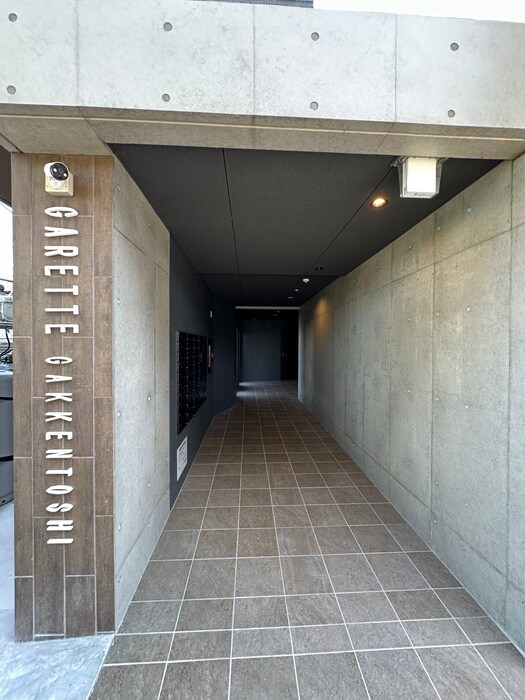 物件外観写真2　(エントランス部分)