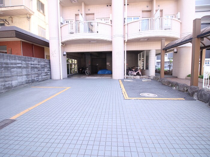 物件外観写真2　(駐車場)