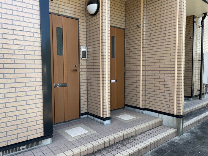 物件外観写真4　(エントランス部分)