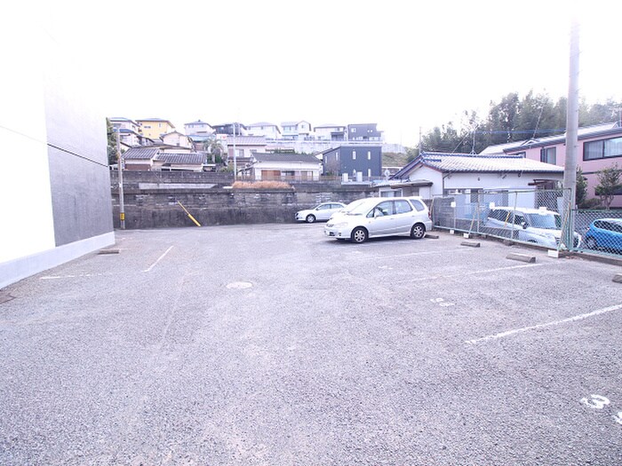 物件外観写真2　(駐車場)