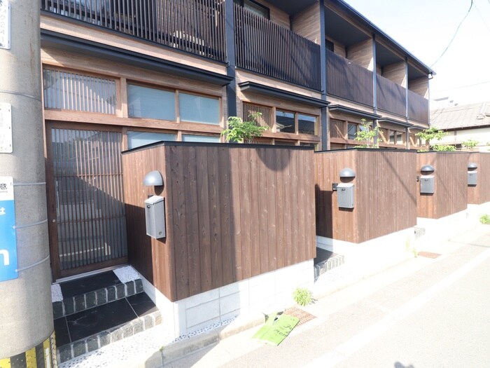 物件外観写真3　(エントランス部分)