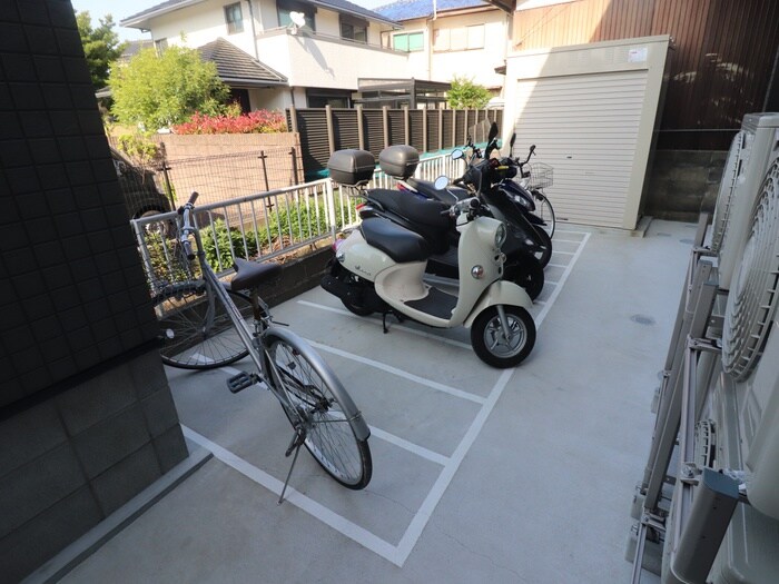 物件外観写真4　(駐輪場)