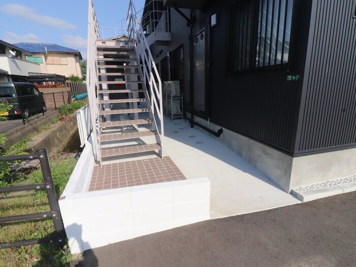 物件外観写真5　(エントランス部分)