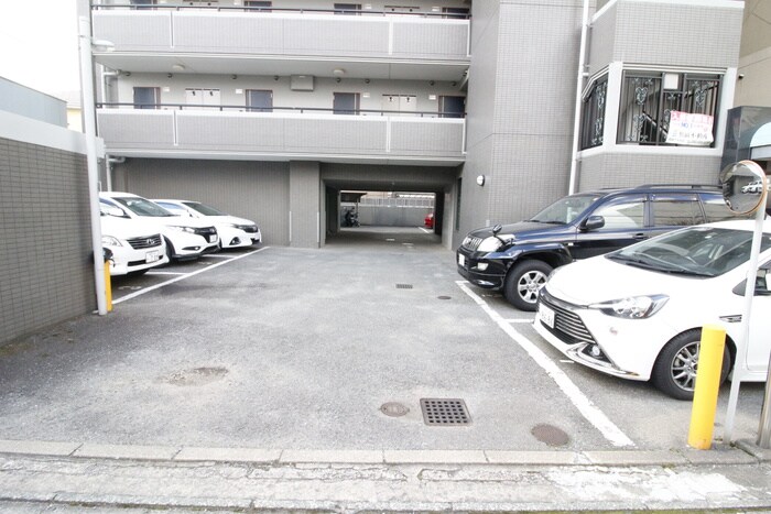 物件外観写真3　(駐車場)