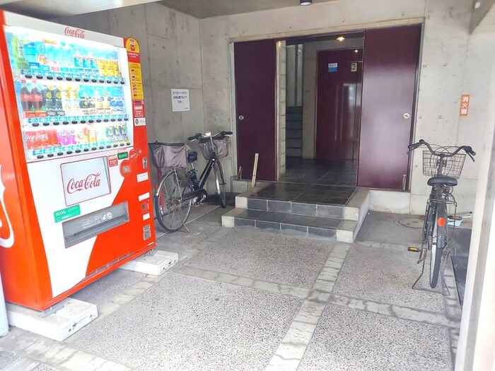 物件外観写真4　(エントランス部分)