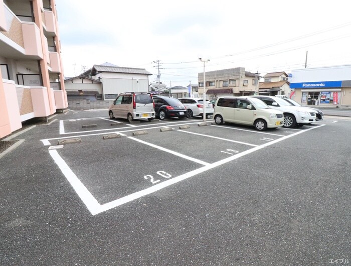 物件外観写真4　(駐車場)