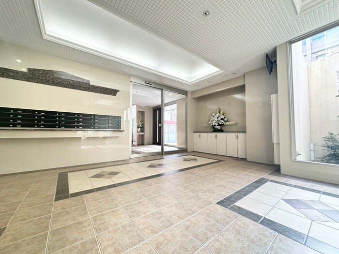 物件外観写真2　(エントランス部分)