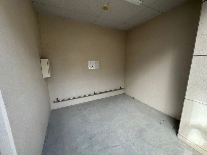 物件外観写真6　(バイク置き場)