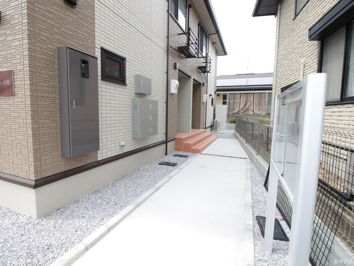 物件外観写真2　(エントランス部分)