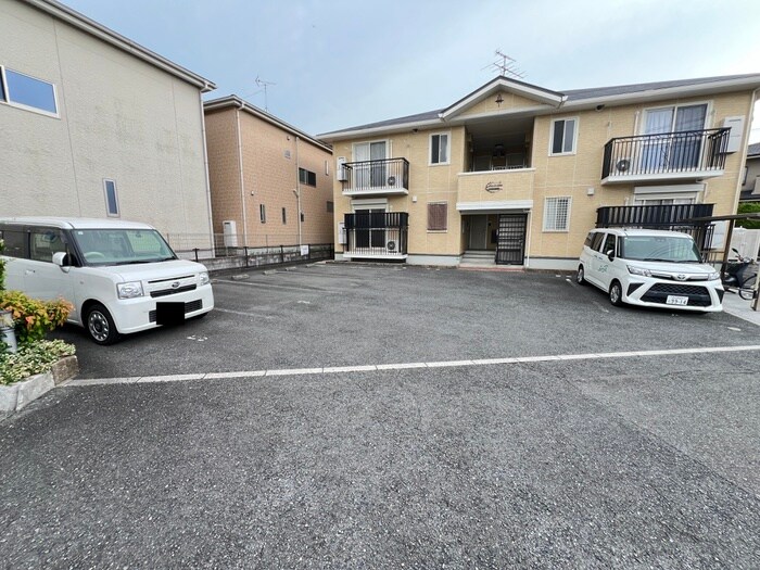 物件外観写真2　(駐車場)