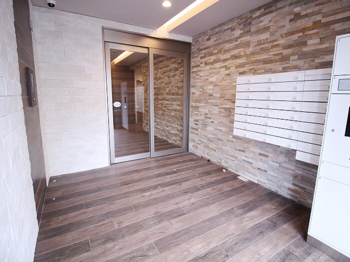 物件外観写真3　(エントランス部分)