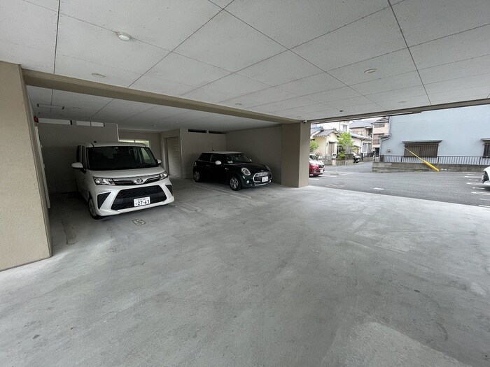 物件外観写真3　(駐車場)