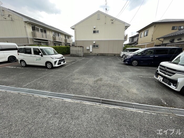 物件外観写真2　(駐車場)