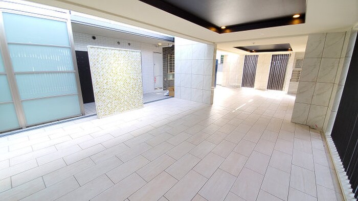 物件外観写真2　(エントランス部分)