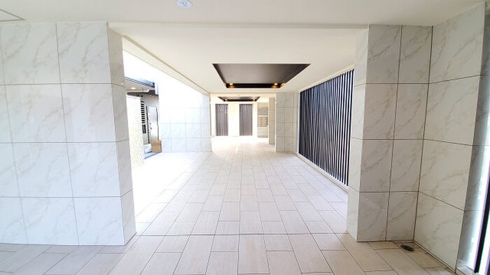 物件外観写真5　(エントランス部分)