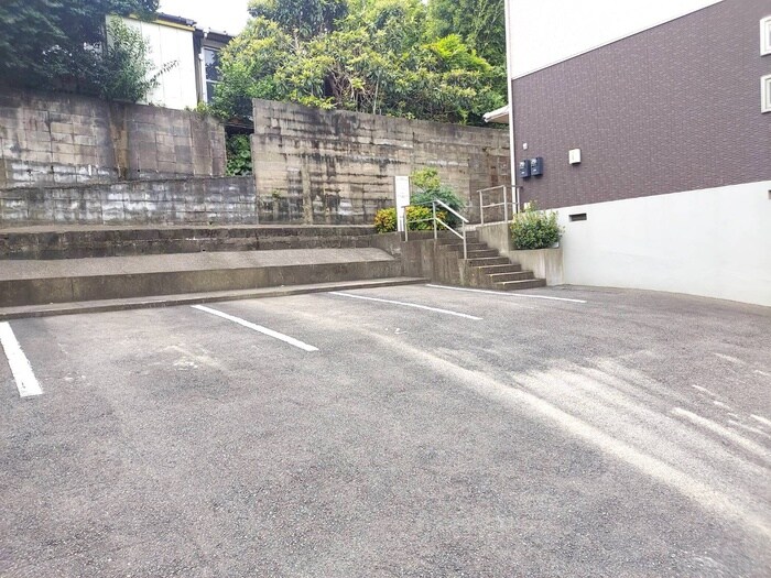 物件外観写真3　(駐車場)