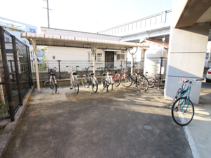 物件外観写真5　(駐輪場)