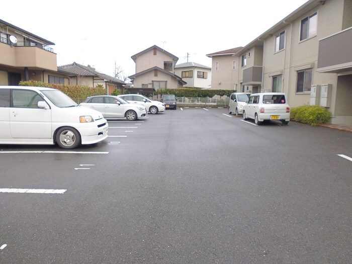 物件外観写真2　(駐車場)