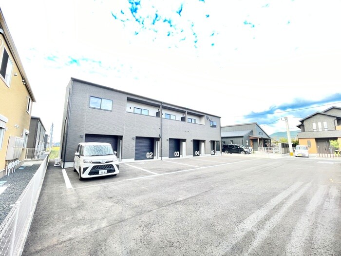 物件外観写真3　(駐車場)