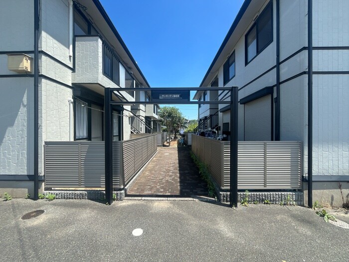 物件外観写真3　(エントランス部分)