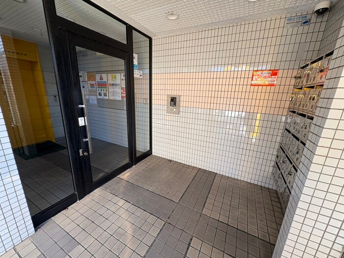 物件外観写真3　(エントランス部分)