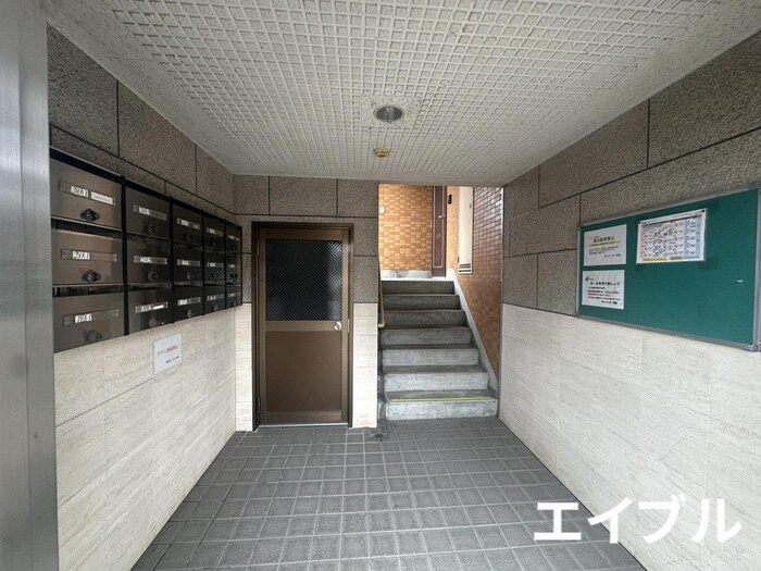 物件外観写真5　(エントランス部分)