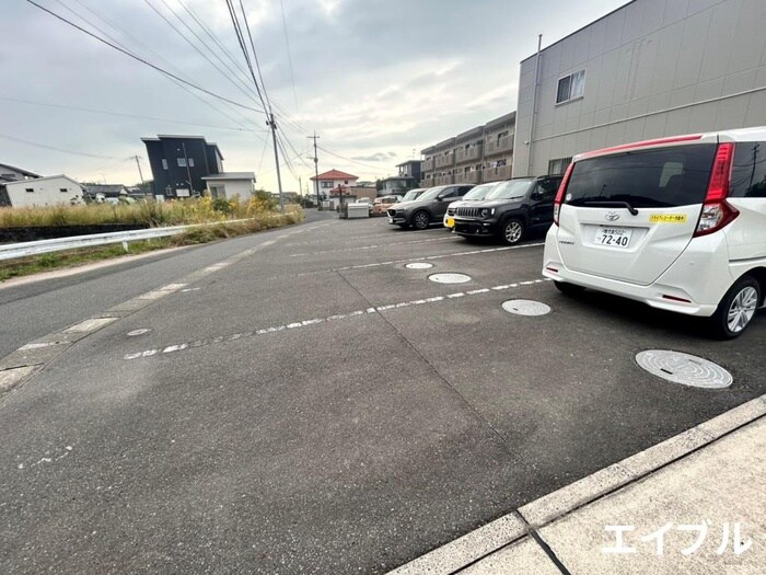 物件外観写真3　(駐車場)