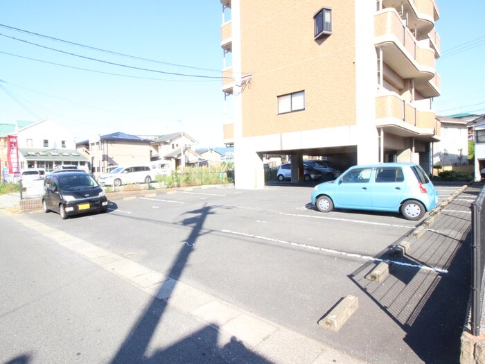 物件外観写真2　(駐車場)