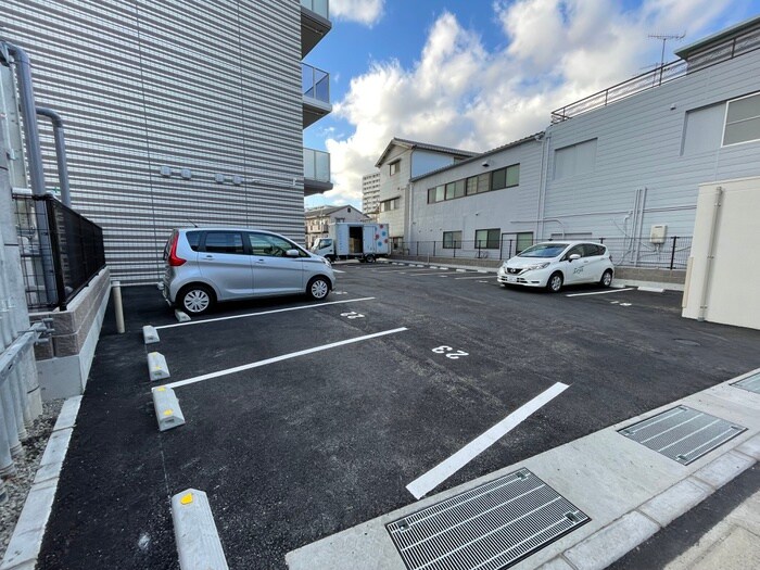 物件外観写真2　(駐車場)