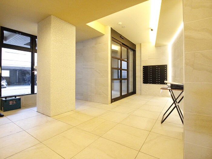 物件外観写真2　(エントランス部分)