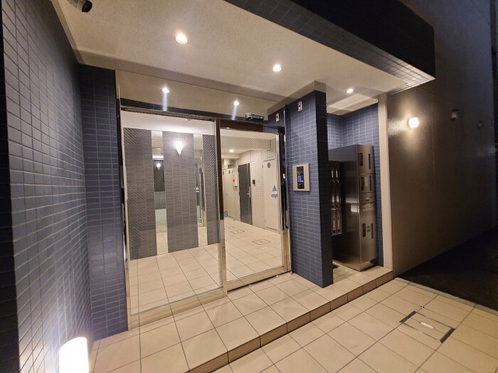 物件外観写真2　(エントランス部分)