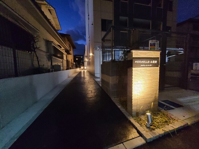 物件外観写真3　(エントランス部分)