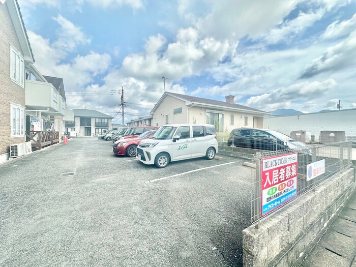 物件外観写真2　(駐車場)