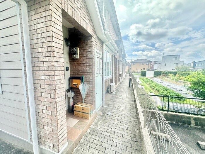 物件外観写真4　(エントランス部分)