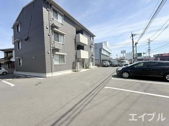 物件外観写真2　(駐車場)