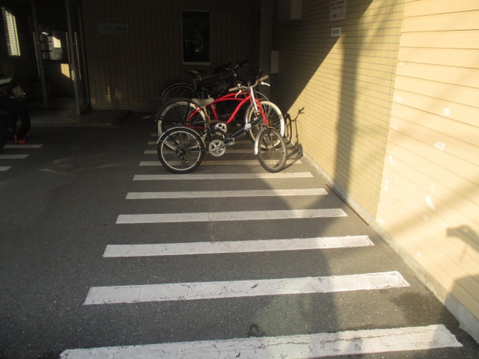 物件外観写真3　(駐輪場)