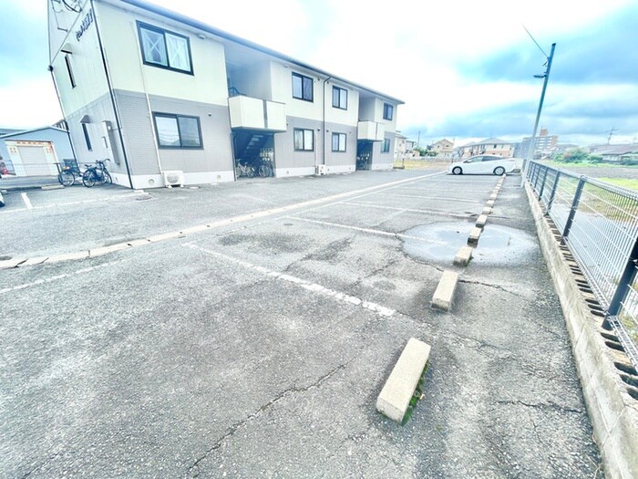 物件外観写真2　(駐車場)