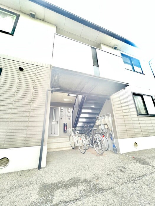 物件外観写真3　(エントランス部分)