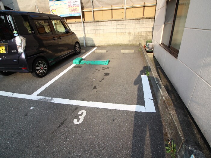 物件外観写真4　(駐車場)