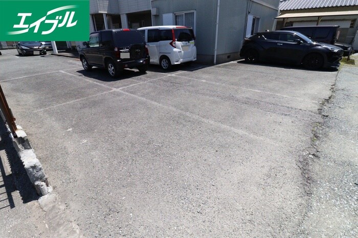 物件外観写真2　(駐車場)