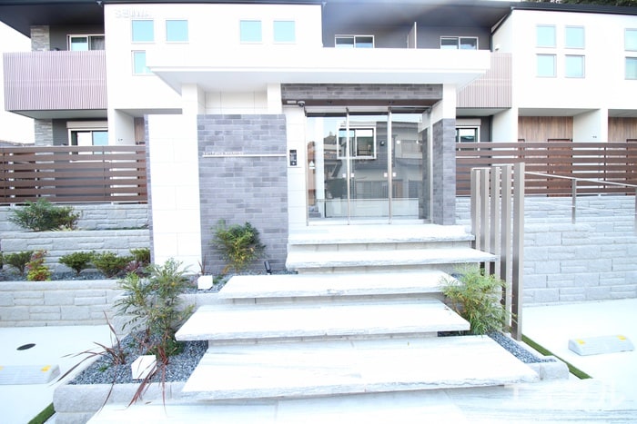 物件外観写真5　(エントランス部分)