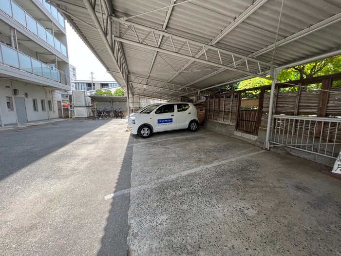 物件外観写真3　(駐車場)