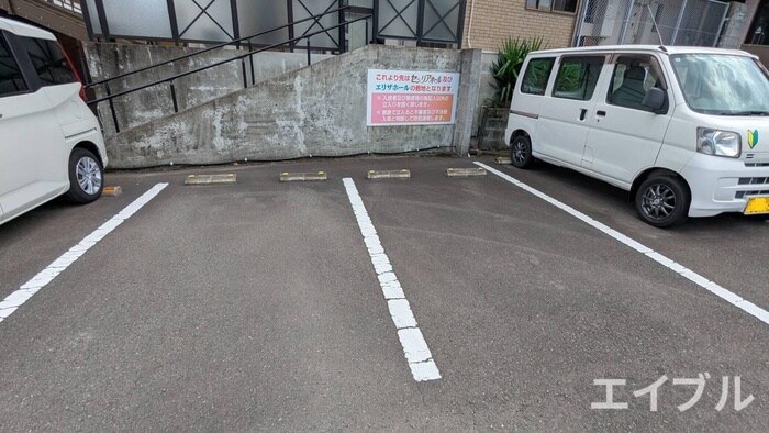 物件外観写真4　(駐車場)
