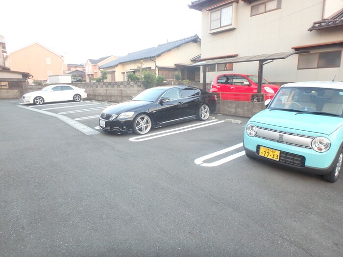物件外観写真2　(駐車場)