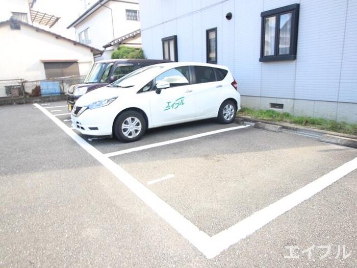 物件外観写真3　(駐車場)