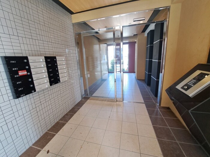 物件外観写真3　(エントランス部分)