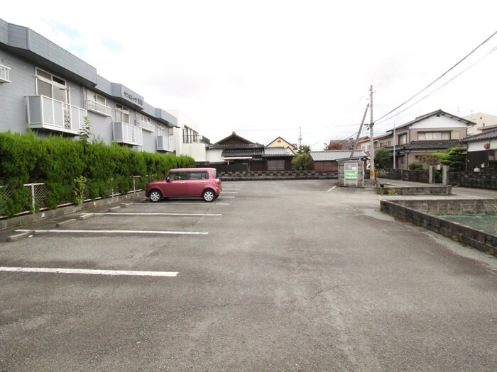 物件外観写真2　(駐車場)